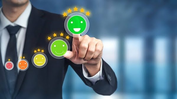 Khách hàng trải nghiệm dịch vụ check-in nhanh với CIT Hotel